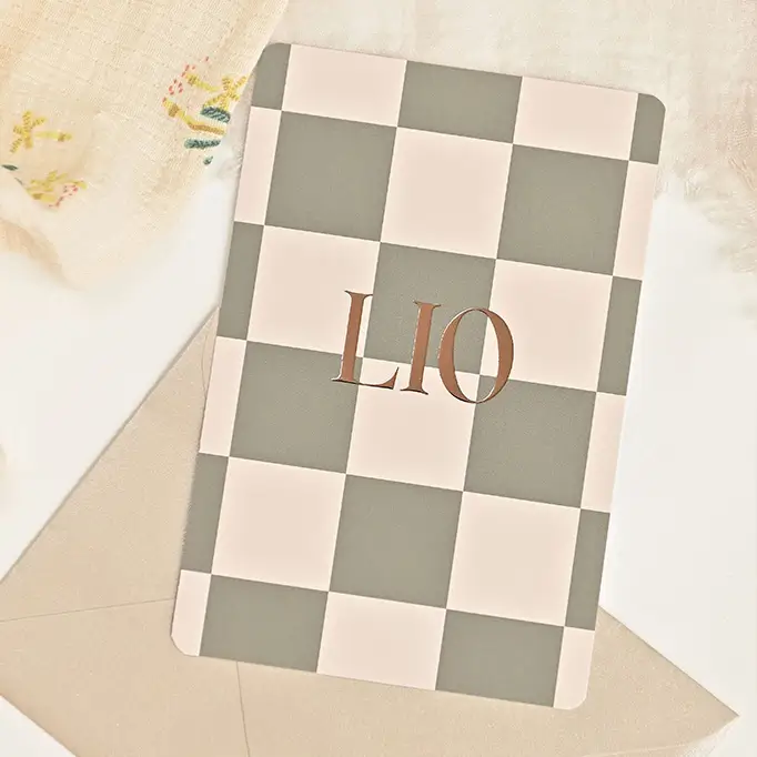 Stoer geboortekaartje met ruitjespatroon en roségoudfolie