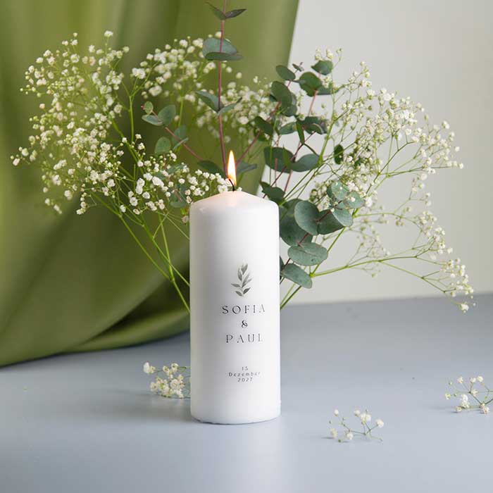 Moderne Hochzeitskerze mit Namen und Olivenzweig 20 cm hoch, 8 cm Ø