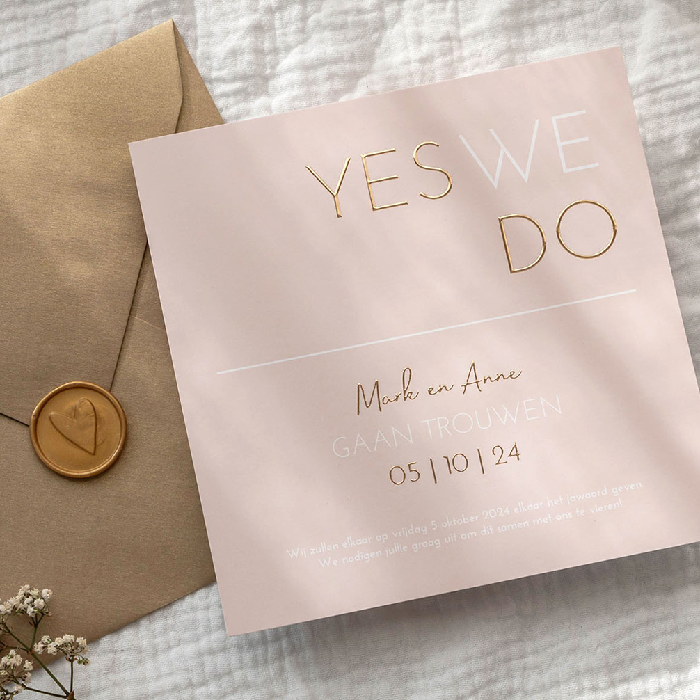 Trouwkaart modern lichtroze met goudfolie