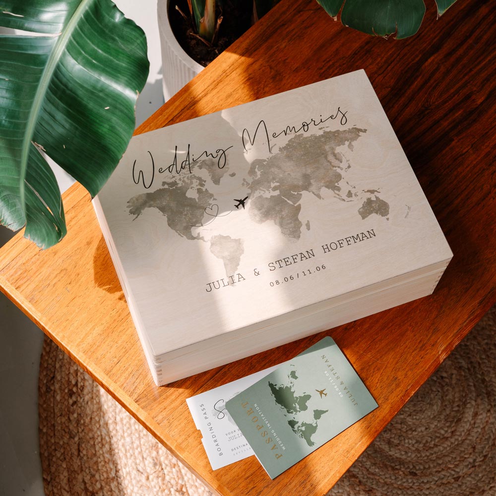 Houten bewaardoos met groene wereldkaart en vliegtuig