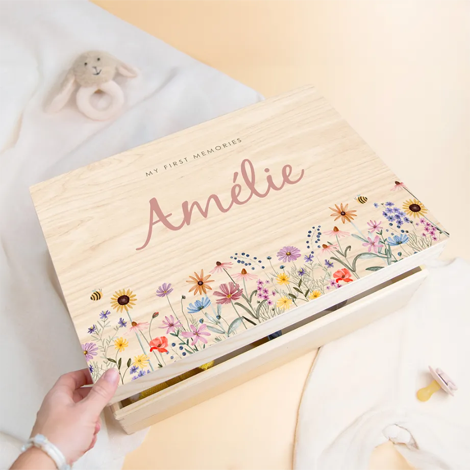 Houten bewaarkist met naam en kleurrijke veldbloemen