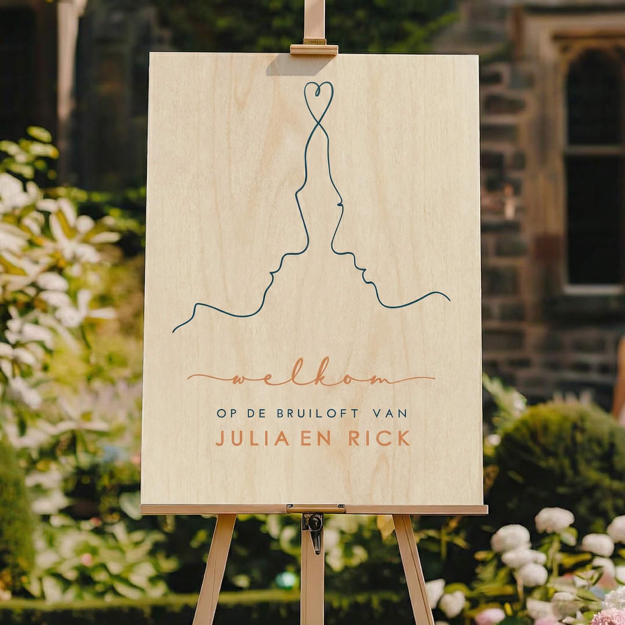 Welkomstbord van hout voor bruiloft met oneliner van koppel