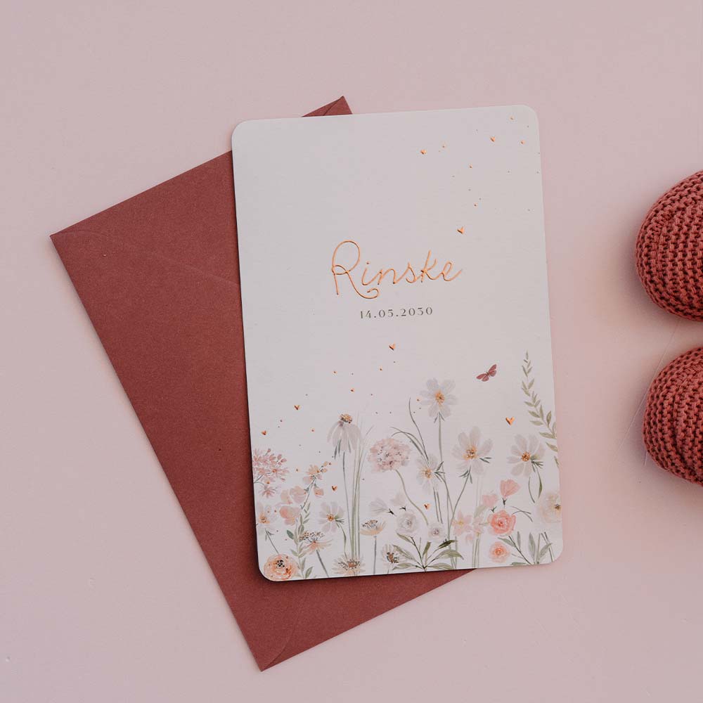 Romantisch geboortekaartje met veldbloemen en roségoudfolie