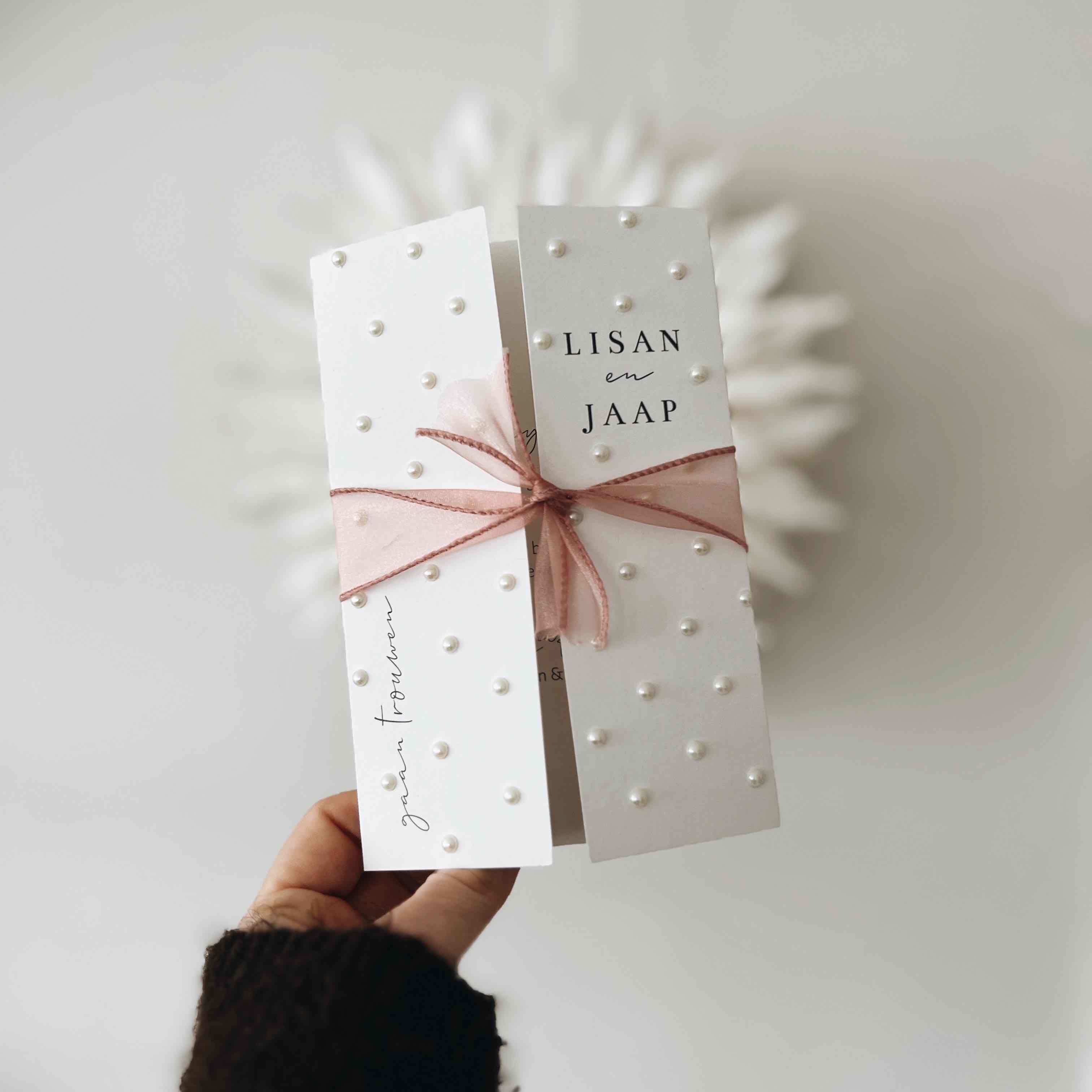 Klassieke trouwkaart theatervouw met opgeplakte witte parels en roze