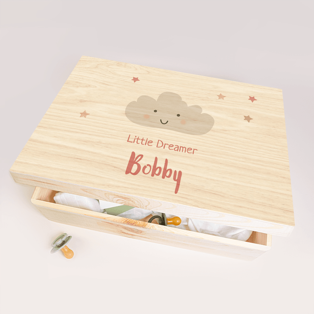 Dromerige houten memorybox met gezichtwolkje, sterretjes en naam
