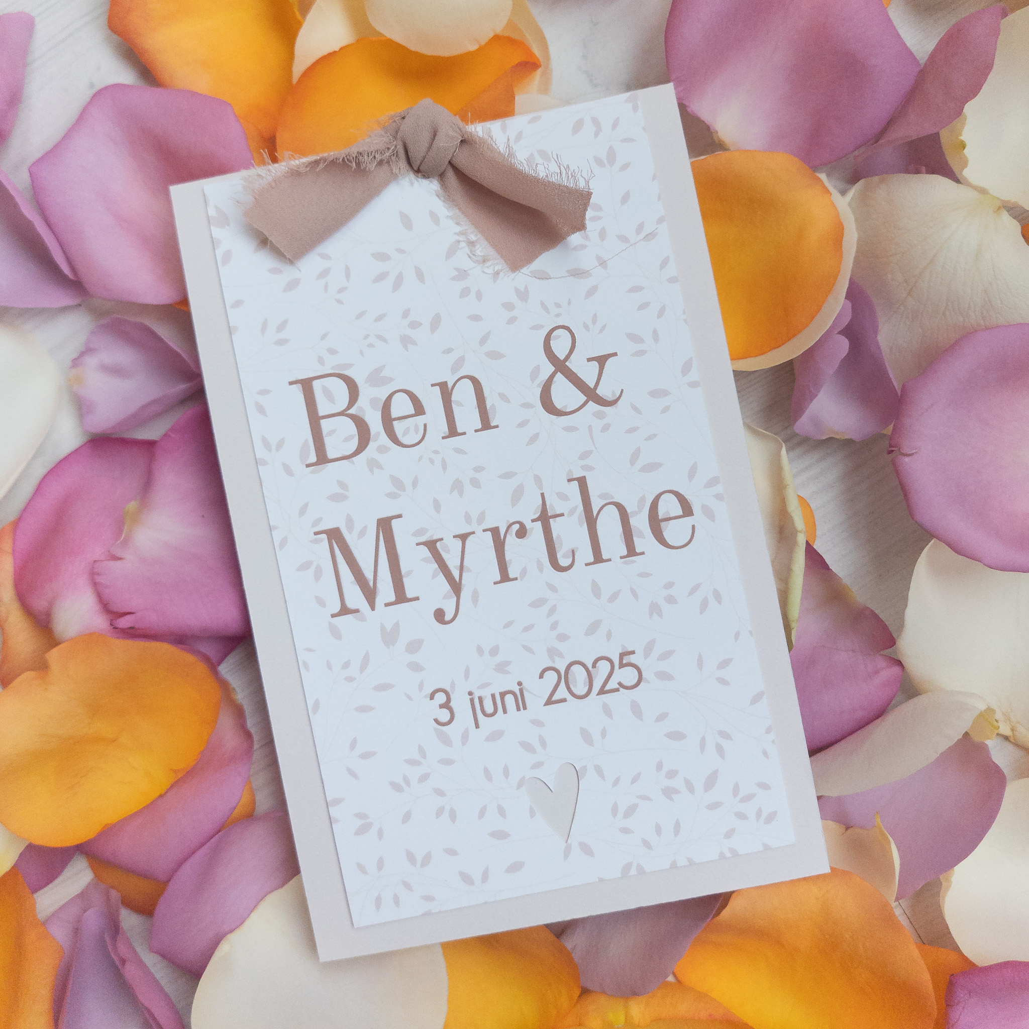 Trouwkaart met stansvorm hartje en UV spotlak