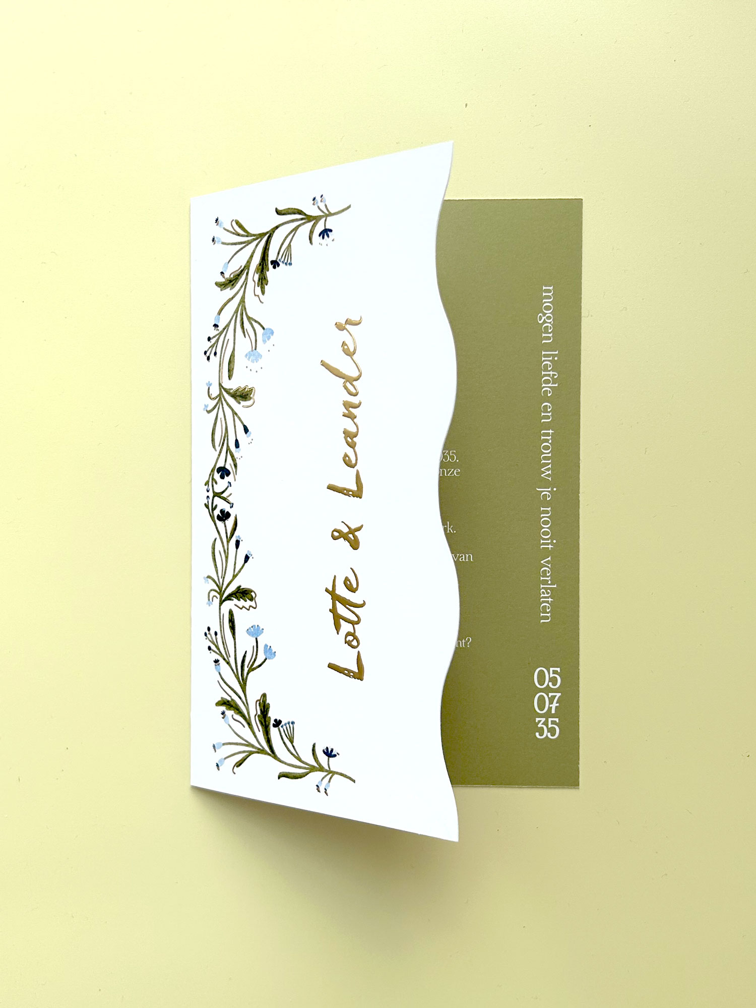 Trouwkaart golfvorm bloemenrand goudfolie blauw groen