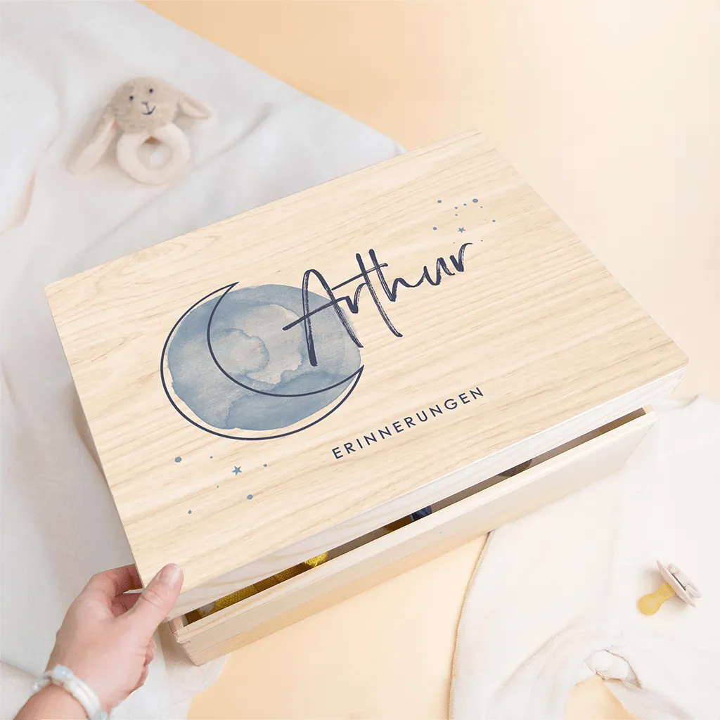 Erinnerungskiste als Geschenk zur Geburt mit blauem Aquarell Mond