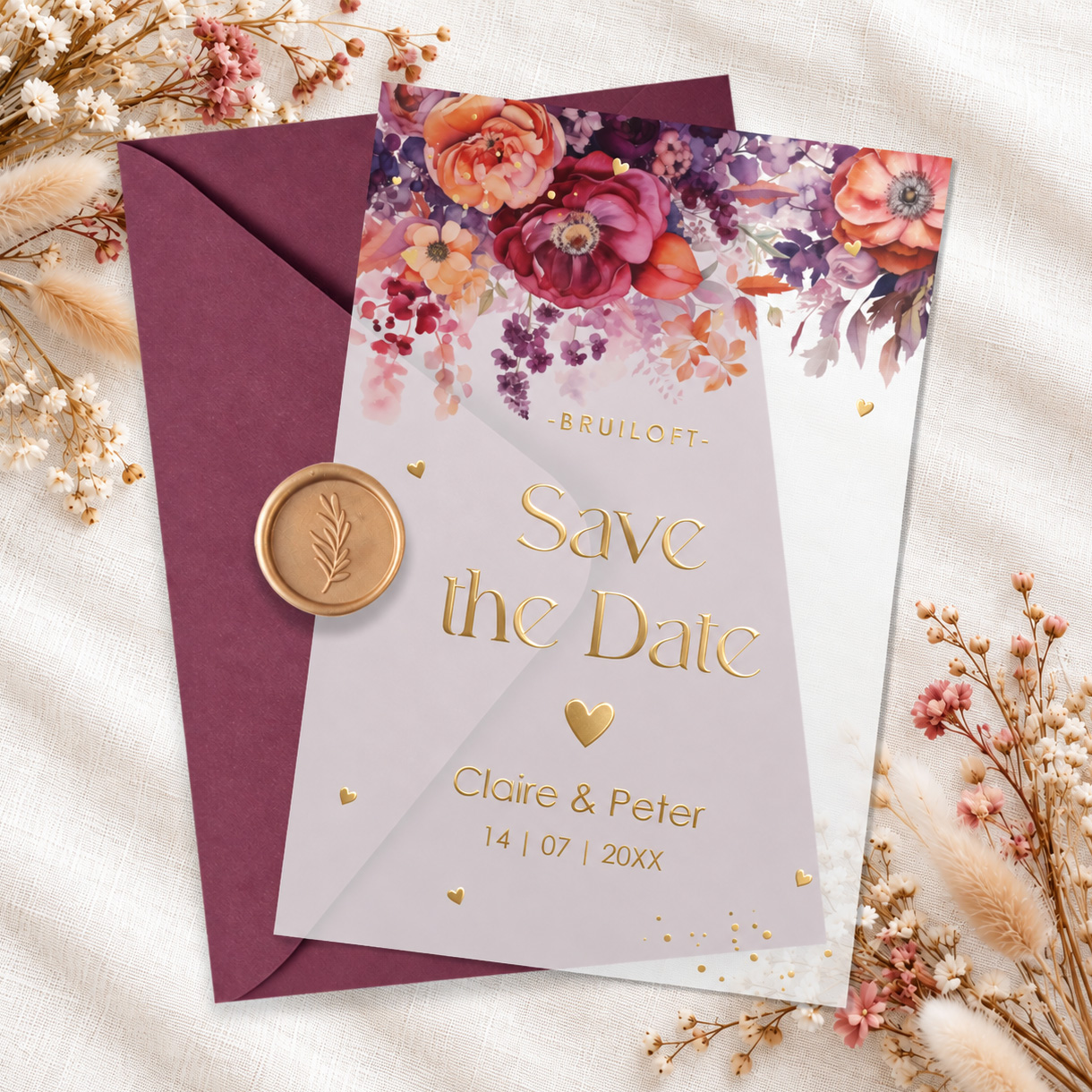 Save the Date op kalkpapier donker roze paarse bloemen goudfolie