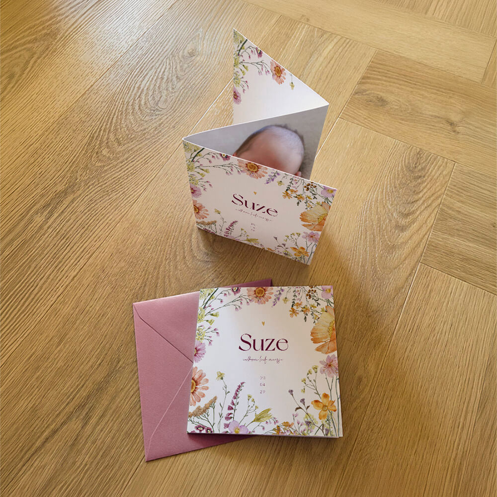 Vrolijk bloemen geboortekaartje meisje met zigzagvouw