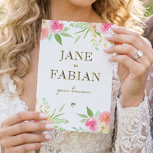 Enkele trouwkaart met vrolijke bloemen en goudfolie letters