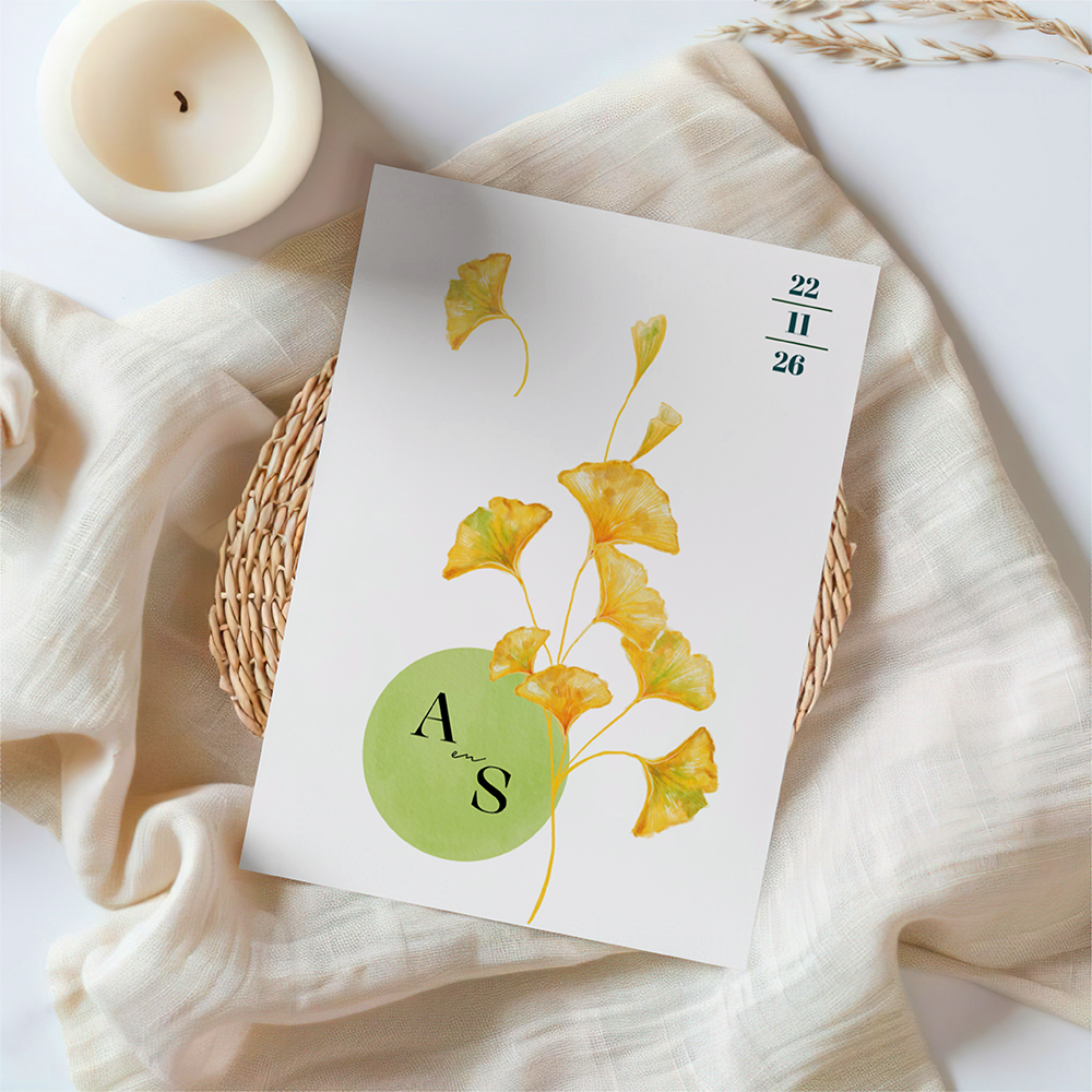 Trouwkaart met cirkelvorm en ginkgo takje.