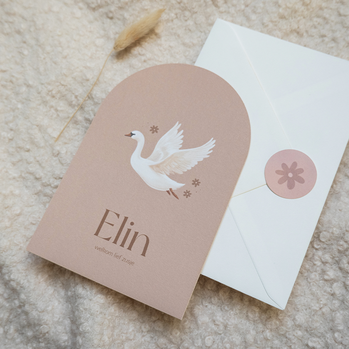 Oudroze geboortekaartje boogvorm met vliegende zwaan