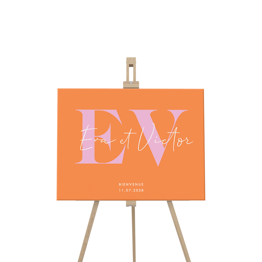 Panneau de bienvenue avec initiales en rose sur fond orange