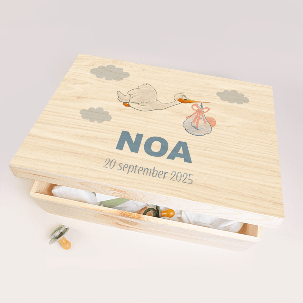 Houten memorybox met naam en illustratie van ooievaar