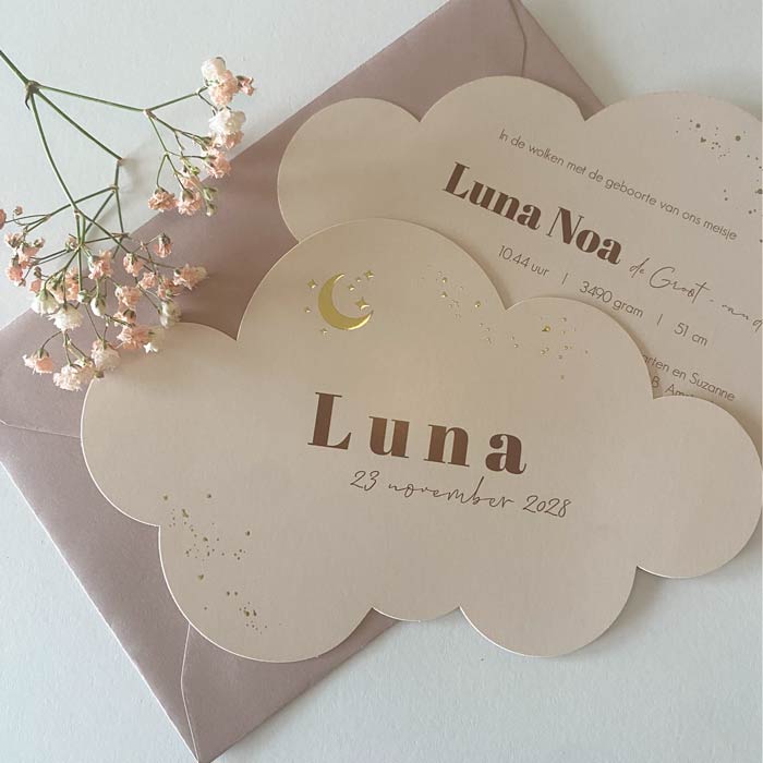 Geboortekaart meisje in vorm van wolk met goudfolie