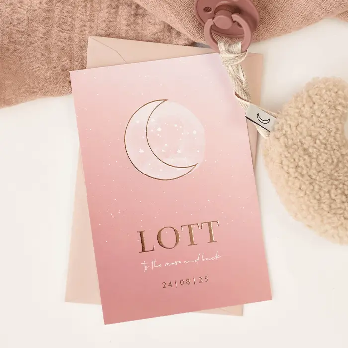Roze roségoudfolie geboortekaartje met maantje voor een meisje
