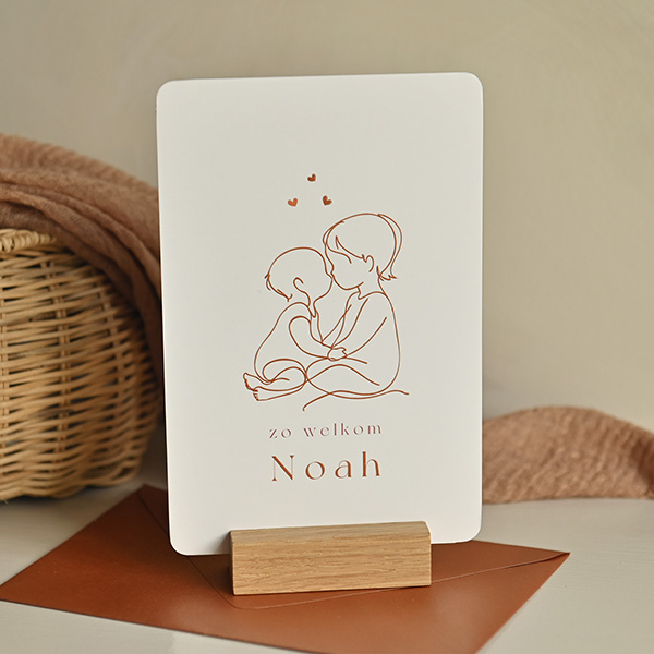 Schattig geboortekaartje met lijntekening van zus en baby