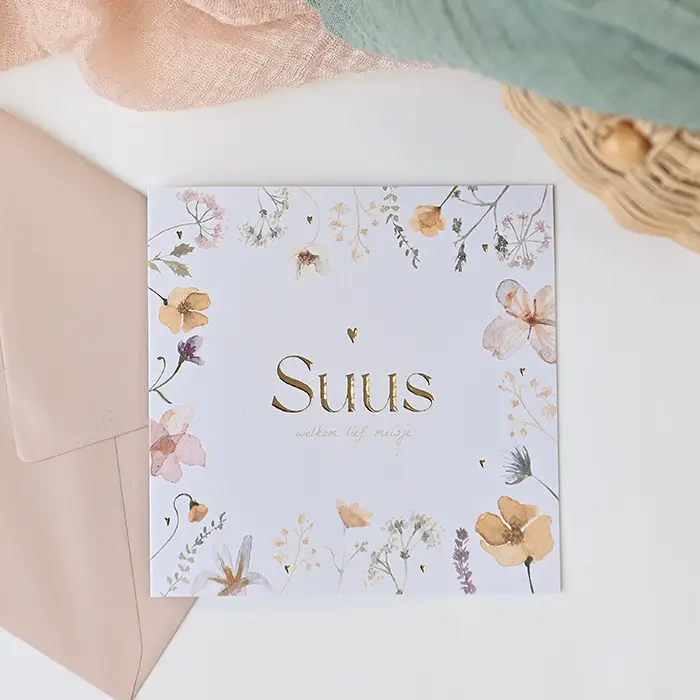 Romantisch geboortekaartje met kleurrijke bloemen in waterverf