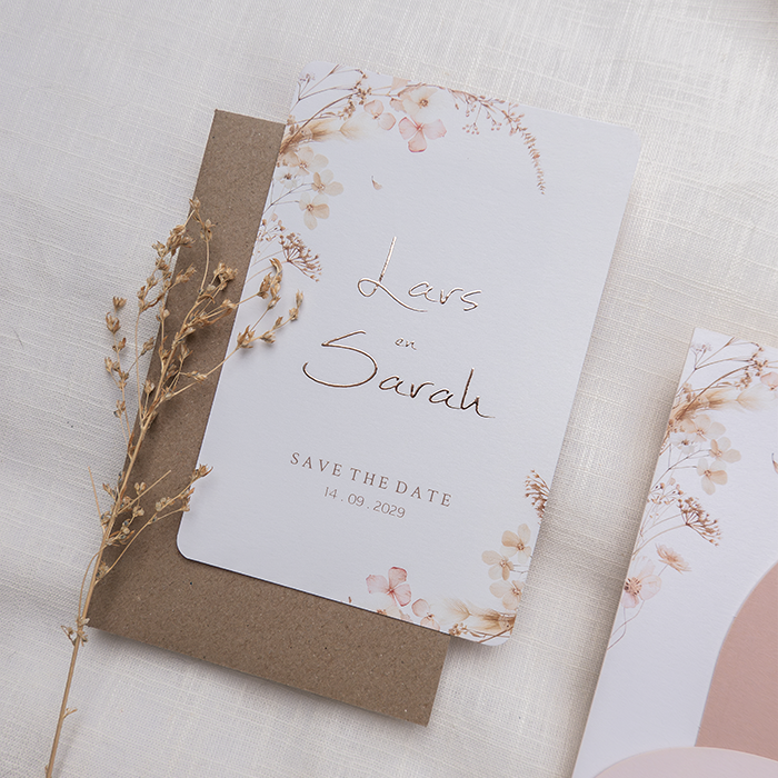 Luxe save the date kaart met wilde bloemen en foliedruk