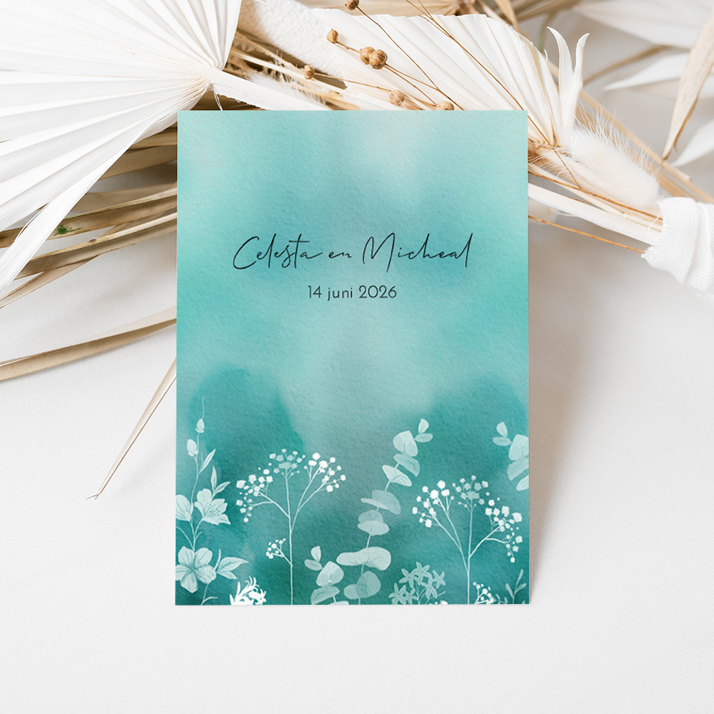 Trouwkaart groene abstracte aquarelstructuur en witte veldbloemen.