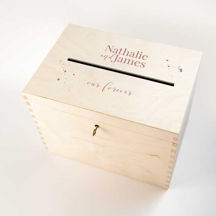 Enveloppendoos met namen en verfspetters