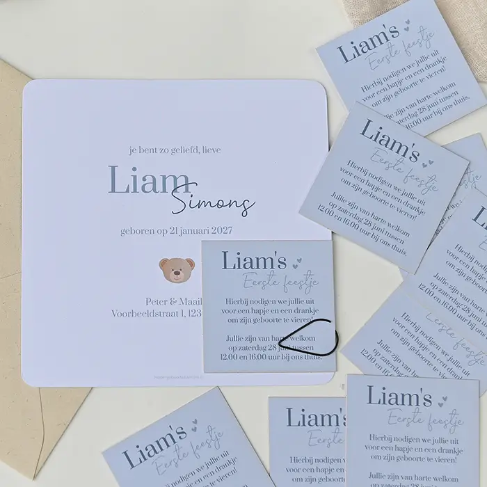 Blauw labeltje als uitnodiging babyborrel 55 x 55 mm - per 9 stuks
