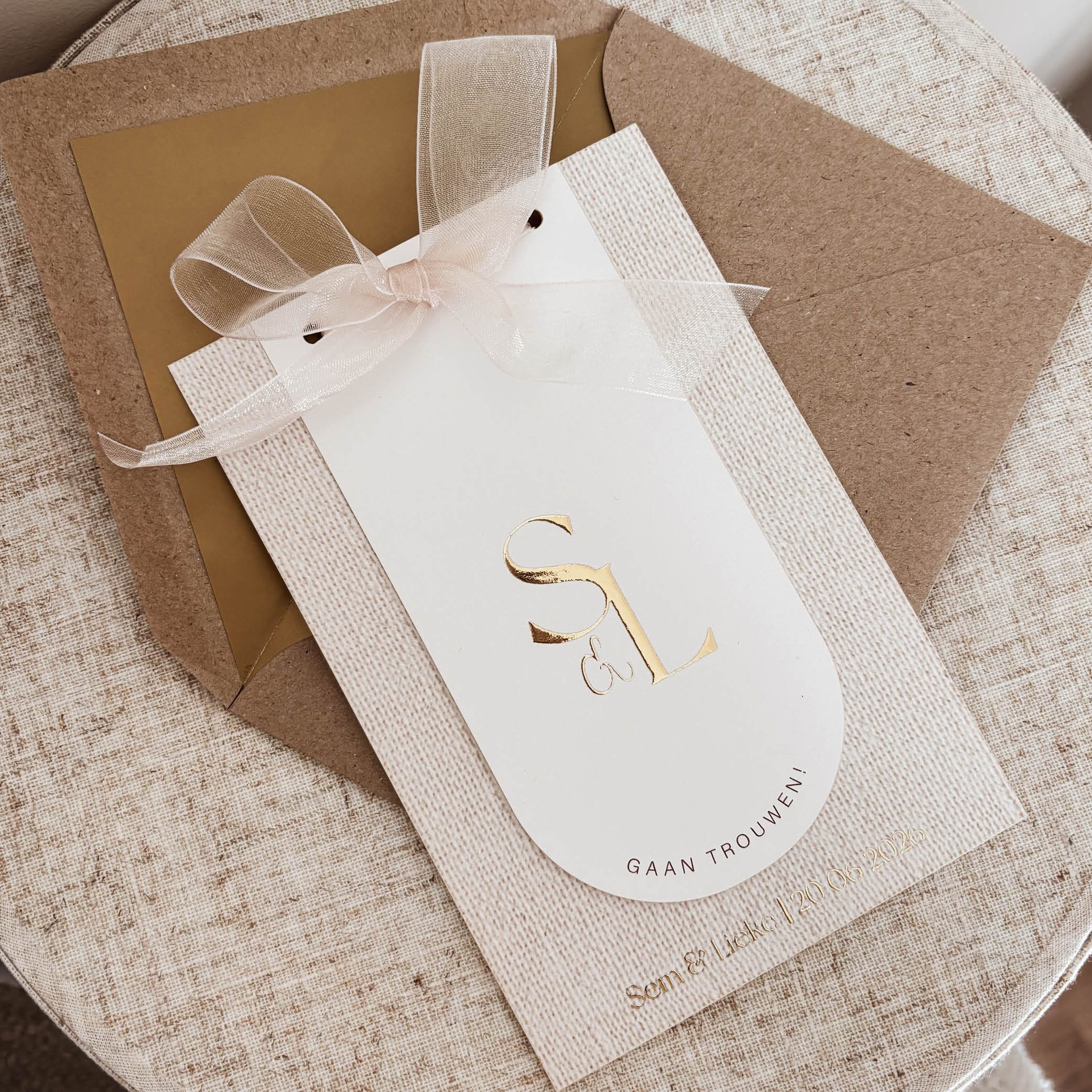 Unieke trouwkaart in linnenlook met wit