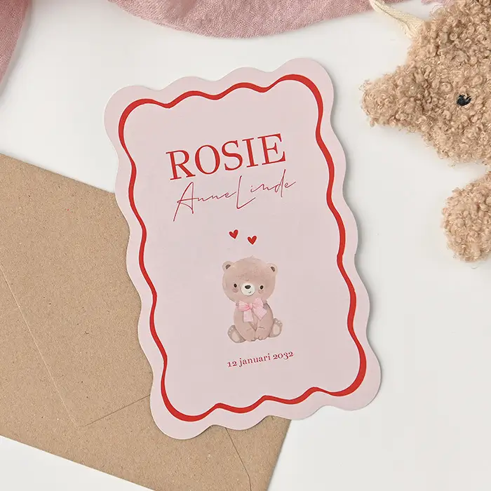 Schattig babykaartje met beertje en strikje voor meisje