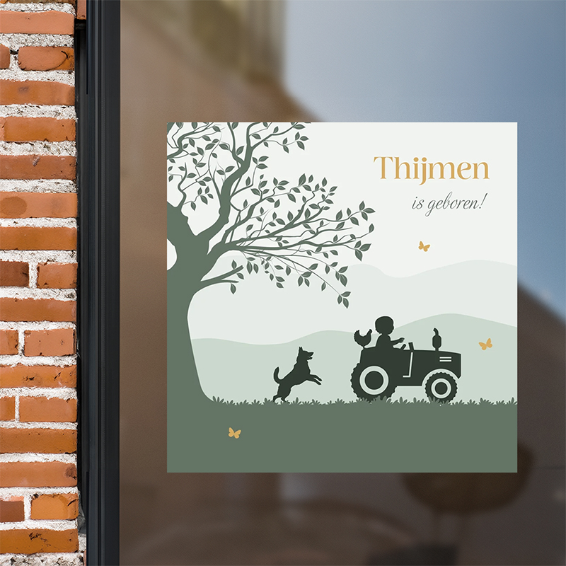 Groene raamsticker tractor met jongen en hond