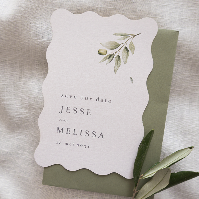 Golfvormige save the date met mediterraans olijftakje