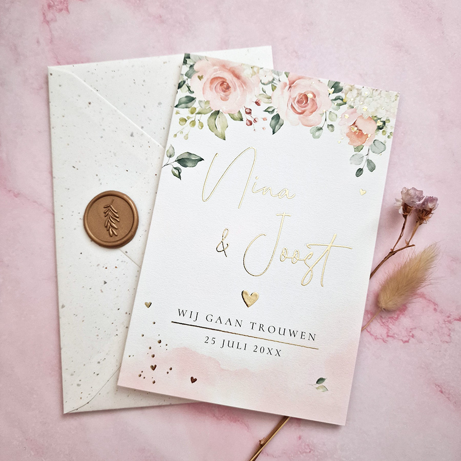 Trouwkaart wit met roze bloemen en goudfolie