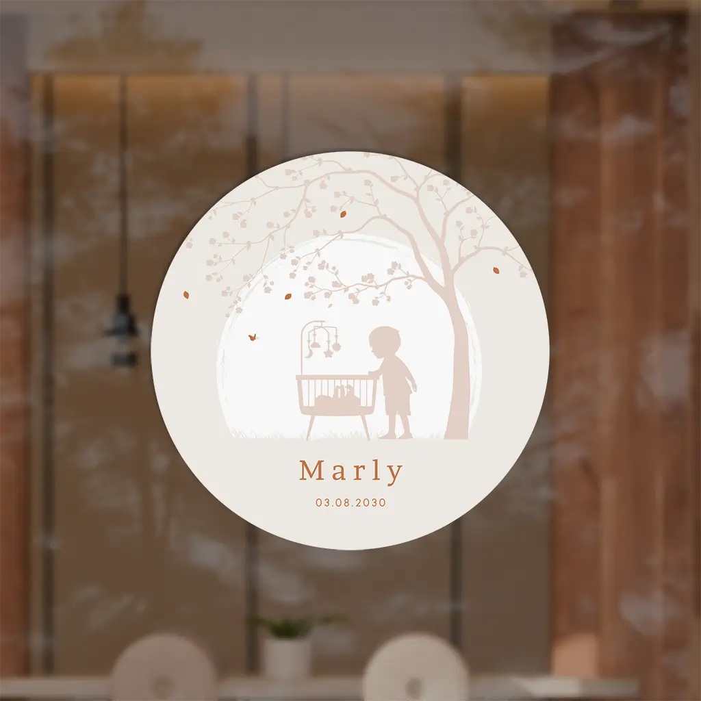 Raamsticker rond beige met silhouetjes en boom