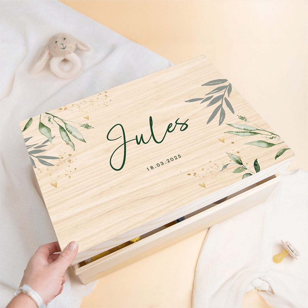 Houten bewaarkist met junglebladeren