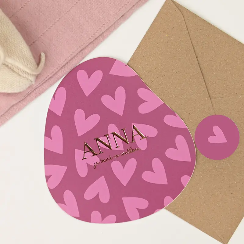 Hip geboortekaartje organische vorm met hartjes