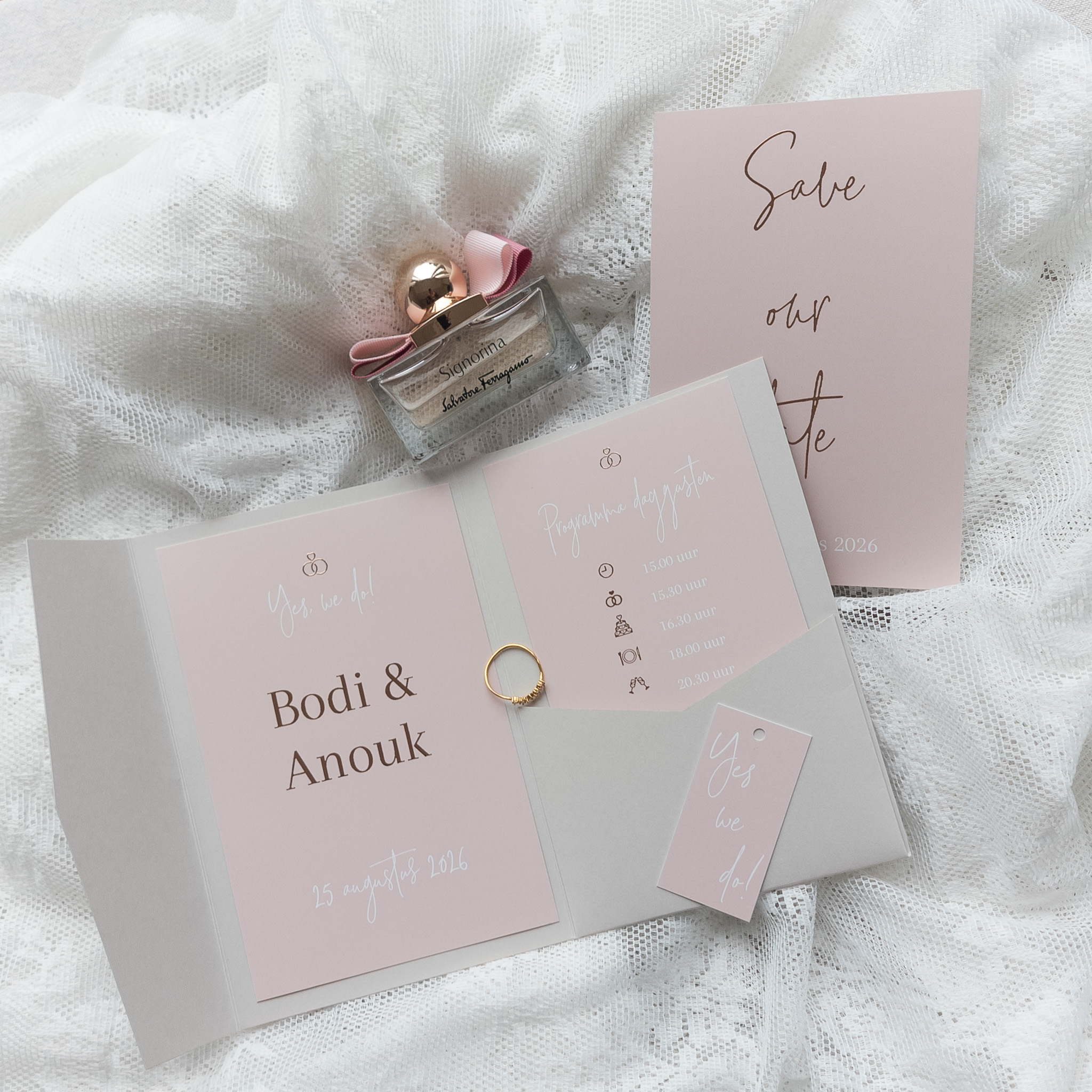Trouw huisstijl roze wit goudfolie
