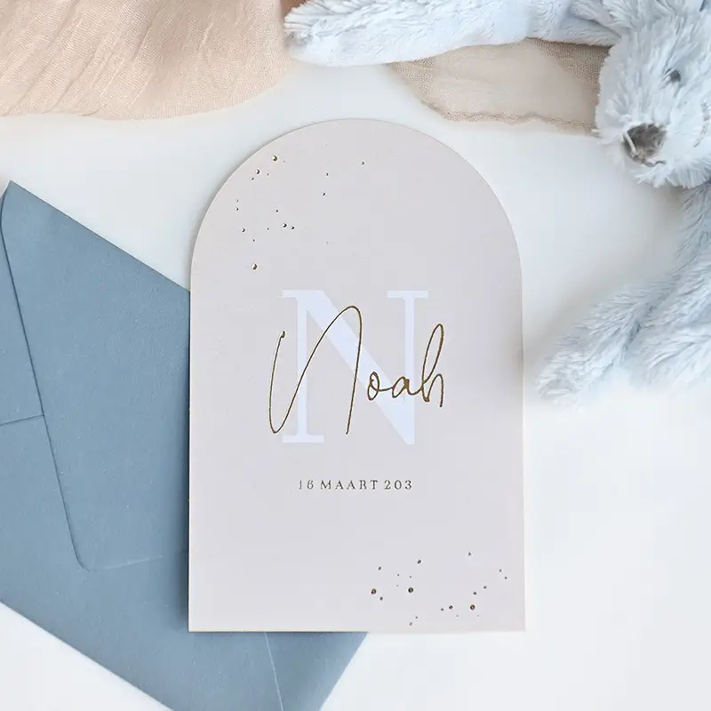 Stijlvol geboortekaartje met goudfolie, initiaal en lichte structuur