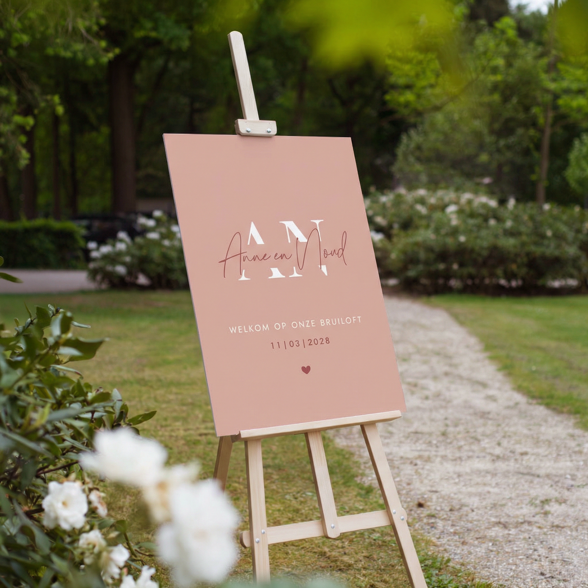 Stijlvol welkomstbord bruiloft met initialen