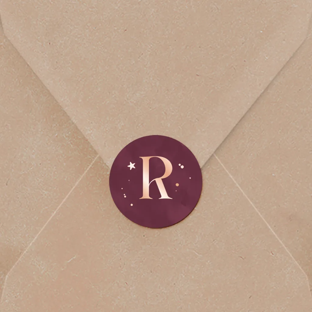 Naamsticker in bordeauxrood met intiaal en details in roségoudfolie