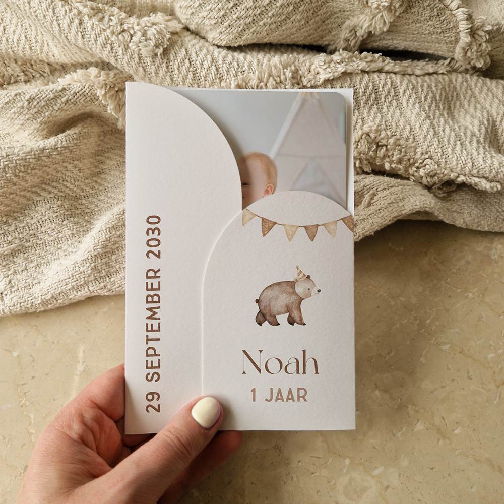 Unieke uitnodiging eerste verjaardag kind met eigen foto en beertje