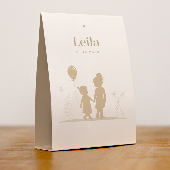Silhouet tentkaart geboortekaartje voor een meisje met zusje en ballon