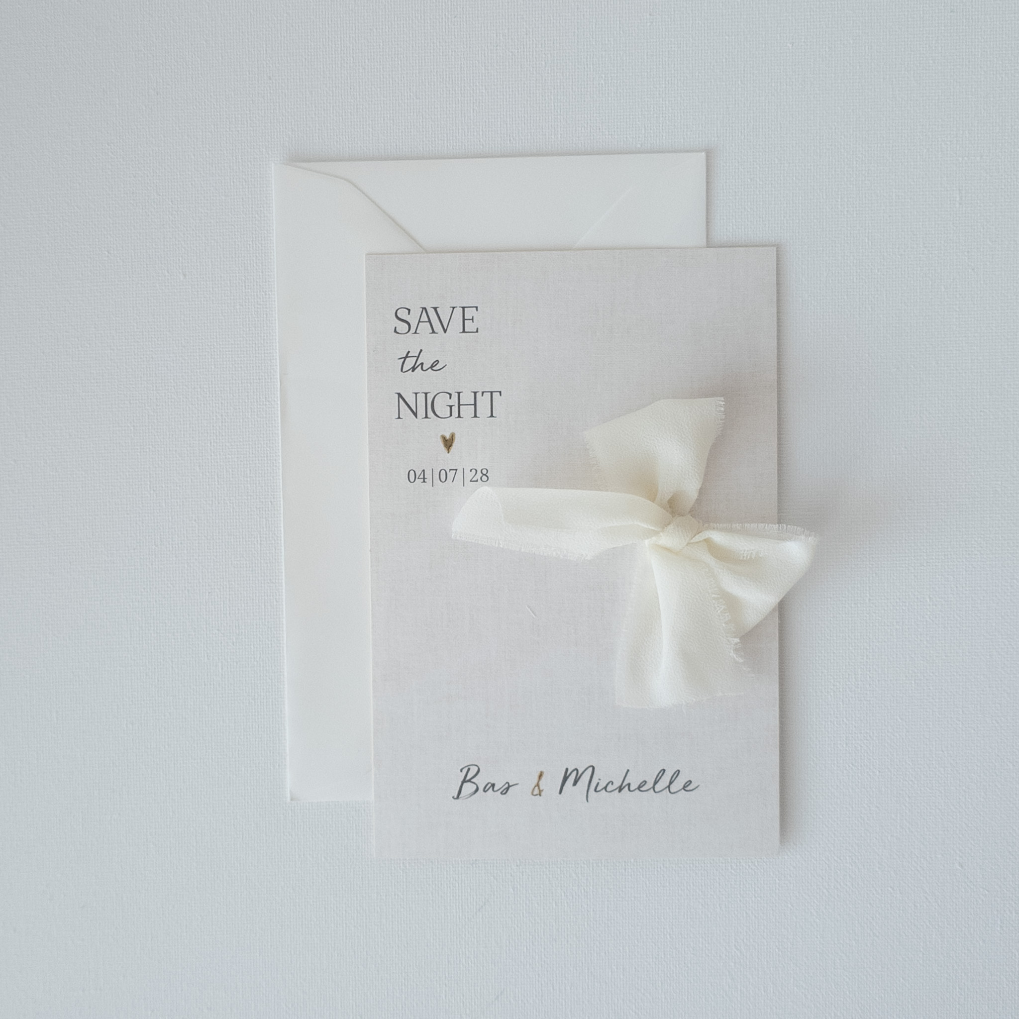 Save the date linnenlook goudfolie gaatjes lint