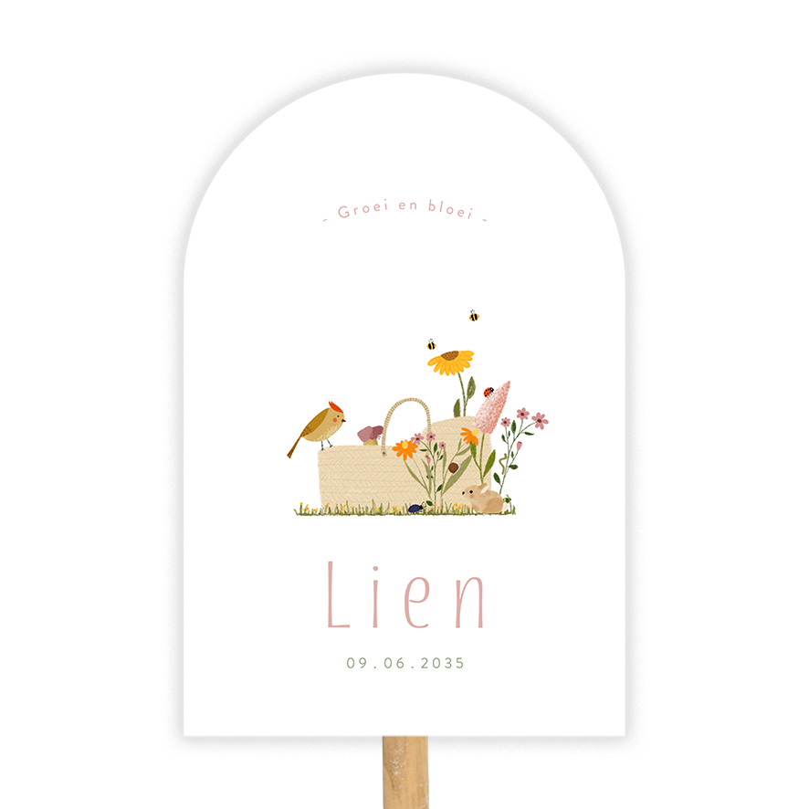 Tuinbord in boogvorm met een babymandje, bloemen en kleine dieren