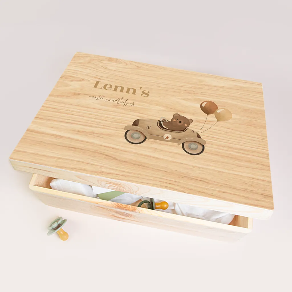 Memorybox baby met beertje in auto en ballonnen