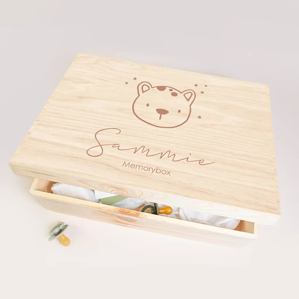 Memorybox baby met vrolijke illustratie beertje en naam