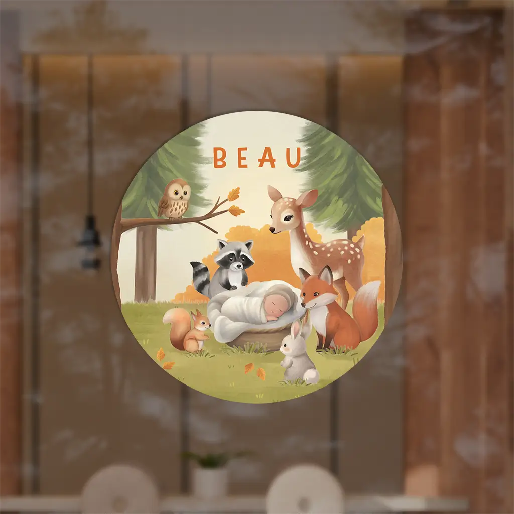 Raamsticker met bosdieren en baby in mandje