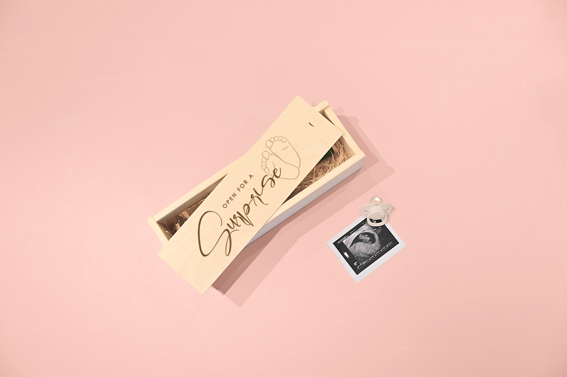 Houten wijnkist zwangerschapsaankondiging met voetjes en tekst