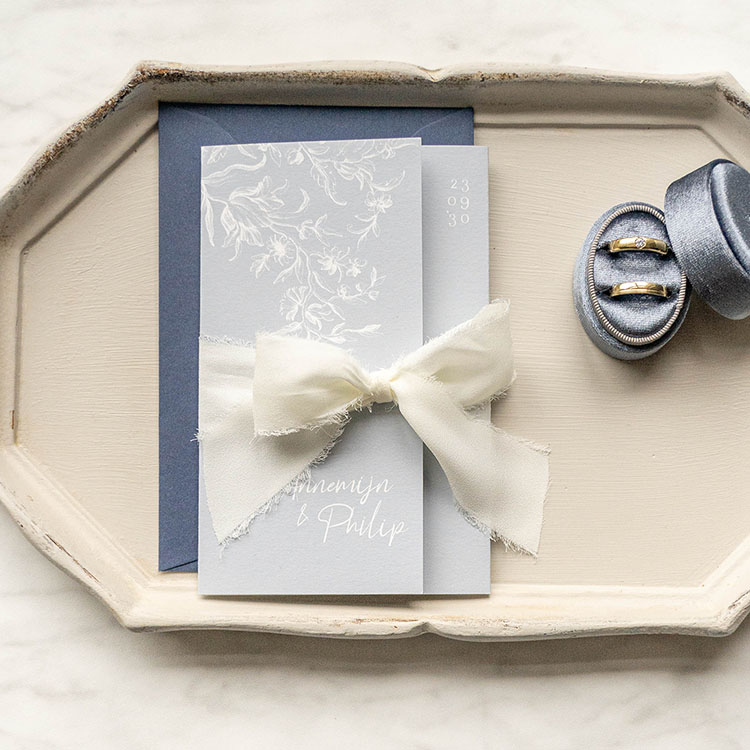 Vintage drieluik trouwkaart met bloementakjes