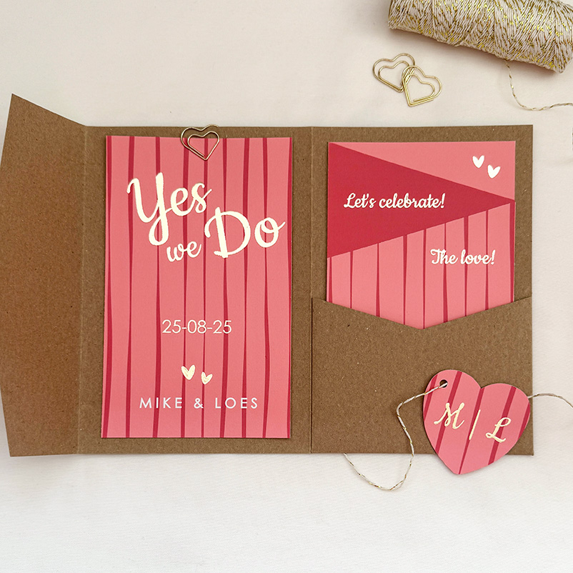 Pocketfold trouwkaart zalm-roze oranje met goudfolie - Love blaze