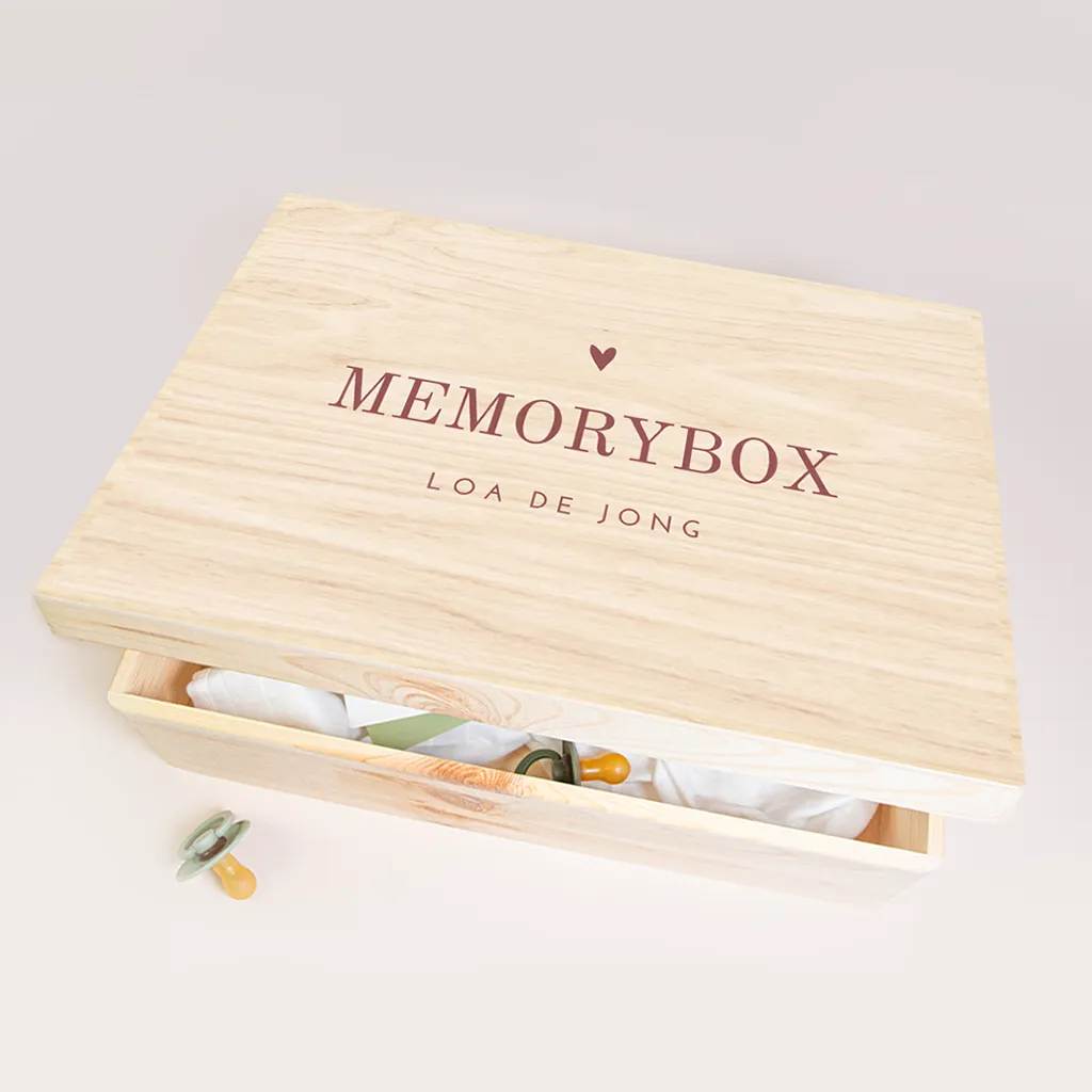 Memorybox baby met roze tekst en klein hartje